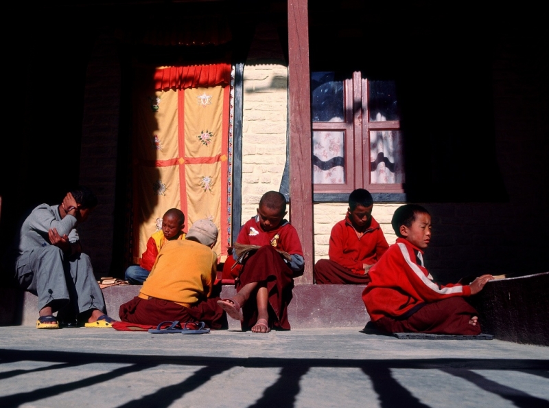 Foto 5: Mladí novici mnišského povolání se učí budhistické mantry v klášteře Marpha.