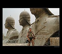 Pred Saddámovými bronzovými bustami