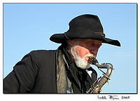 6. Neznámý ale zato téměř každodenní hudebník na Karlově mostě v Praze | Michal Kupsa 6. Neznámý ale zato téměř každodenní hudebník na Karlově mostě v Praze