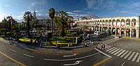 Plaza de Armas, Arequipa, se sopkami na obzoru