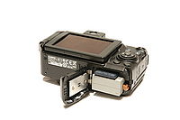 Umístění baterie a SD karty
