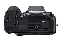 Obrázek č. 6 – Spodní strana fotoaparátu Nikon D800