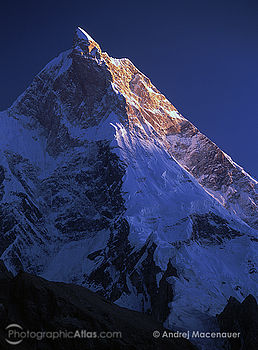 Marsherbrum (7821m) v prvním ranním světle | (c) Andrej Macenauer Marsherbrum (7821m) v prvním ranním světle