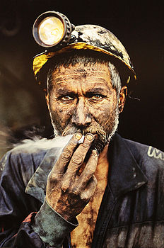 Horník uhelných dolů kouřící cigaretu, Pol-e-Khomri, Afgánistan, 2002