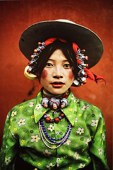 Dívka na koňském festivalu, Tagong, Tibet 1999