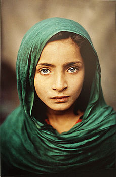 Dívka v zelené šále, Peshawar, Pákistan 2002