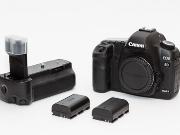Canon EOS 5D MK II + battery grip + 2x baterie