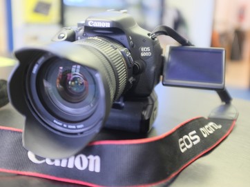 Canon EOS 600D + dálková spoušť + battery grip + 5ks baterií