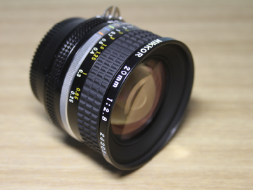 Objektiv Nikkor 20mm f/2.8 včetně příslušenství