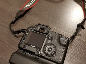 Fotoaparát Canon EOS 30D poloprofesionální zrcadlovka