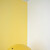 Moucha sedící na žlutém baloně v rohu místnosti