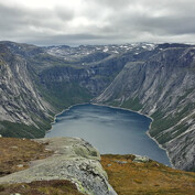 Výhled cestou na Trolí jazyk v Norsku