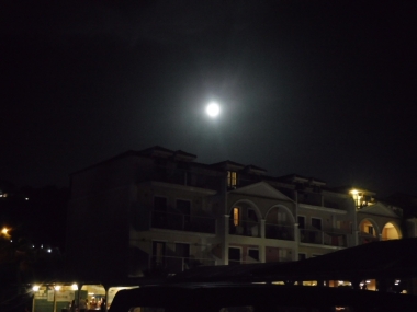 F4.6, 1/8 s, ISO: 3200, f= (35mm ekv.), Vyrovn?n? b?l?: Automatick? 