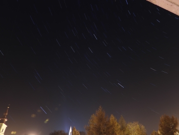 Stopy hvězd, COOLPIX P1000, Ohnisková vzdálenost: 4.30 mm, Clona: 2.8, Čas: 25.0 s, ISO: 100, Kompenzace expozice: 0, Vyrovnání bílé: Automatické | © Petr Koritina Stopy hv?zd, COOLPIX P1000, Ohniskov? vzd?lenost: 4.30 mm, Clona: 2.8, ?as: 25.0 s, ISO: 100, Kompenzace expozice: 0, Vyrovn?n? b?l?: Automatick?