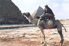 Pyramidy jsou staré, velké a hlídané