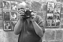 Písničkář Jan Burian fotografující