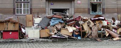 Ulice se plní hromadami vyklizeného nábytku