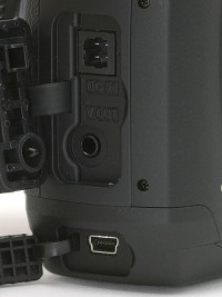 Konektory pro připojení k PC nebo TV případně také pro externí zdroj napájení