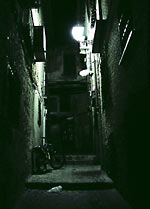Středověká ulička v nočním Toledu
