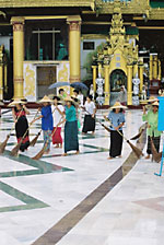 Ženy ve Swedagonu vyhanějící vody z chrámového komplexu