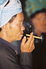 Žena z etnické skupiny Bao kouřící doutník vlastní výroby