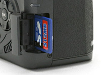 Detail krytu pro zasunutí SD karty do aparátu