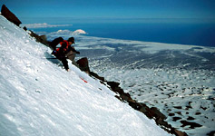 Sjezd na lyžích z vulkánu Kozelskij