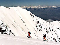 Učitelé z italské skialpinistické školy Scuola di Sci Alpinismo Citta di Trieste ve výšce 5700 metrů