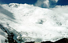 Obrovská prachová lavina padající severní stěnou Piku Lenina (7134 m)<br>©Jan Pala, 2004 Obrovská prachová lavina