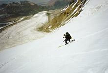 Sjezd na telemarkových lyžích v dolní části severní stěny Piku Lenina<br>©Jan Pala, 2004 Sjezd na telemarkových lyžích v dolní části severní stěny Piku Lenina - výška 4900 m (Pamiro-Alaj, K