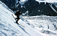 Sjezd pod největší trhlinou v dolní části severní stěny Piku Lenina<br>©Jan Pala, 2004 Sjezd pod největší trhlinou v dolní části severní stěny Piku Lenina<br>©Jan Pala, 2004