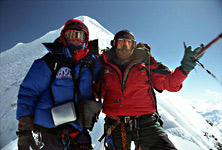 Petr Novák a šerpa Lakhpa Dorjee na vrcholu Shisha Pangmy
