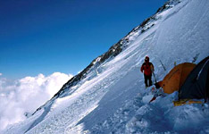 Třetí výškový tábor (6100 m) v severní stěně Piku Lenina. Třetí výškový tábor (6100 m) umísěný pod sérakem částečně chránícím před lavinami v severní stěně Pi