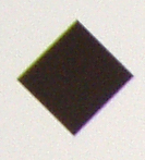 Malá barevná vada (200x zvětšeno)