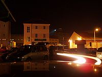 Snímek nočního parkoviště