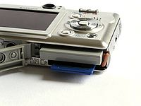 Uložení baterie a SD karty