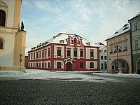 Bílá nastavená na sníh