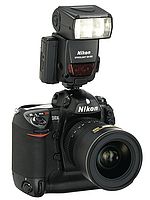 Nikon D2X s bleskem