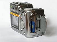 Umístění SD karty a USB konektoru