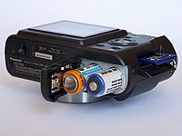 Umístění karty a baterií