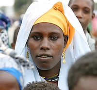 Vysoká dívka v davu