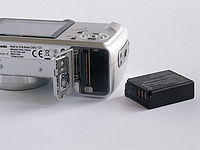 Umístení baterie a karty