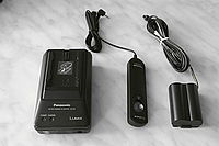 Nabíječka, dálková spoušť (volitelné příslušenství), externí napájení