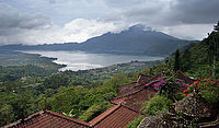 Jezero v sopečné kadeře a sopka Gunung Batur