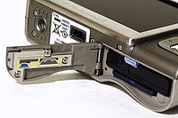 HP R927 - Zavírání prostoru akumulátoru a SD karty