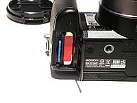 Umístění baterie a karty