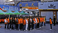Lhasa, pracovní tým  před supermarketem 