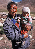 Pastevec yaků s vnukem