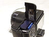 Umístění karty a baterie