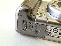 Detail CANON PowerShot A720iS prostor pro baterie a paměťové karty